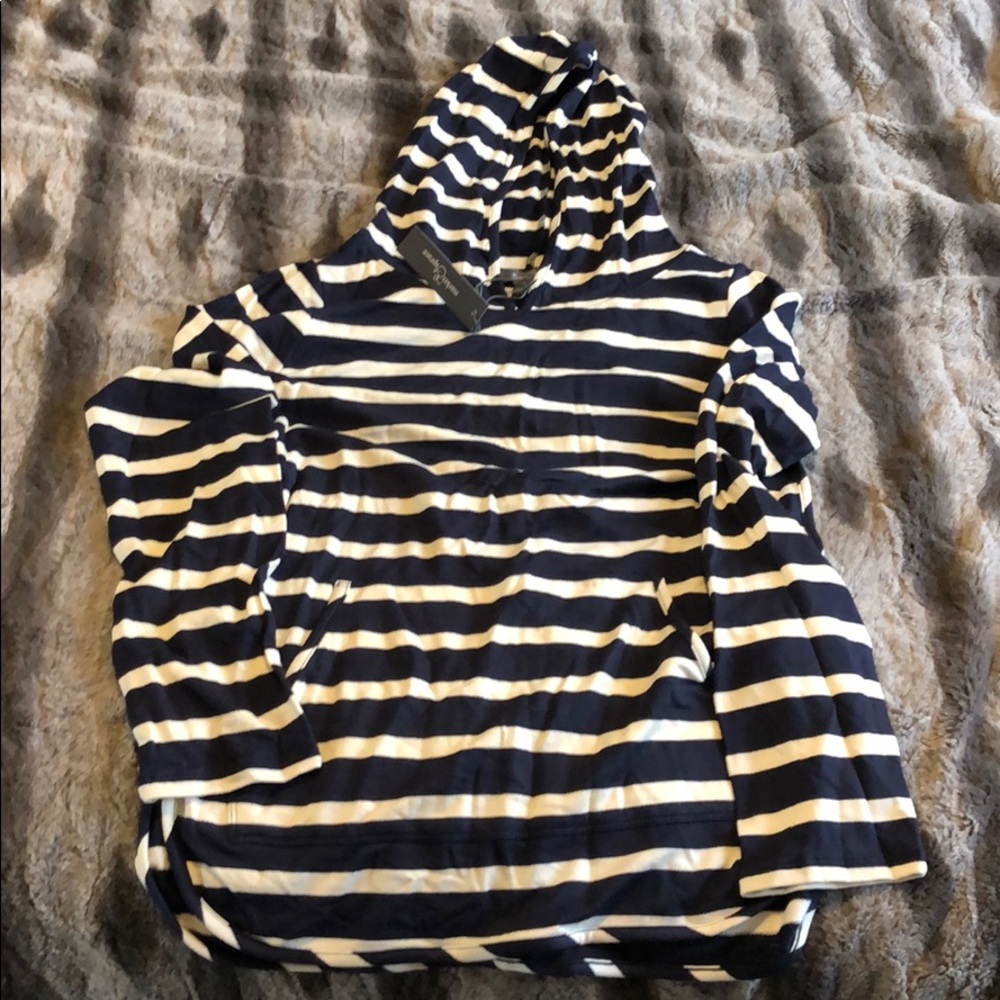 Lightweight hooded top